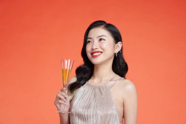  Bir bardak şampanyası olan kadın.