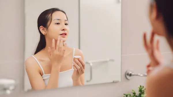 Mulher Cuidar Sua Bela Pele Rosto Perto Espelho Banheiro Jovem — Fotografia de Stock