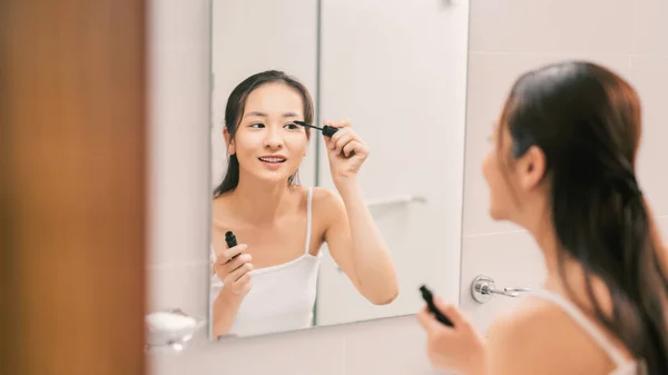 Young Asian Woman Applying Mascara Bathroom — Stock Photo, Image