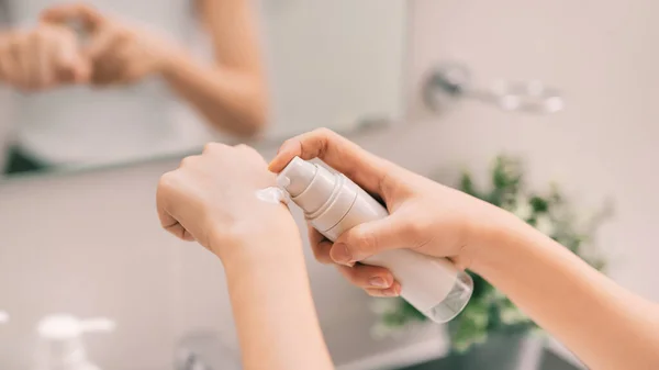 Female Taking Care Her Skin Using Moisturizing Nourishing Hand Cream — Stock Photo, Image