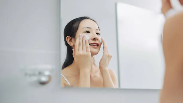 Hermosa Mujer Limpiando Cara Con Tratamiento Espuma Baño — Foto de Stock