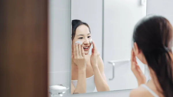 Hermosa Joven Cara Limpieza Con Espuma Facial Cosmética Cuidado Piel — Foto de Stock