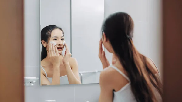 Hermosa Mujer Limpiando Cara Con Tratamiento Espuma Baño — Foto de Stock