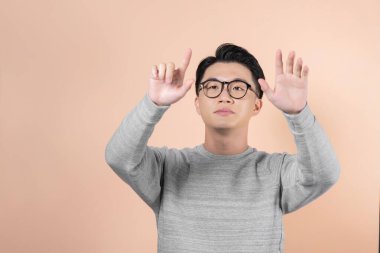 İş adamı hayali bir düğmeye basıyor