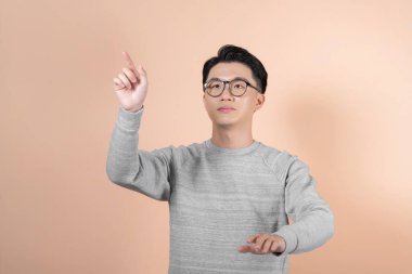 İş adamı hayali tahtaya dokunur, parmağına odaklanır..