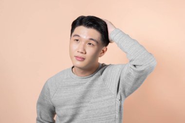 sağlıklı saçları gösterilen ve gülümseyen genç adam