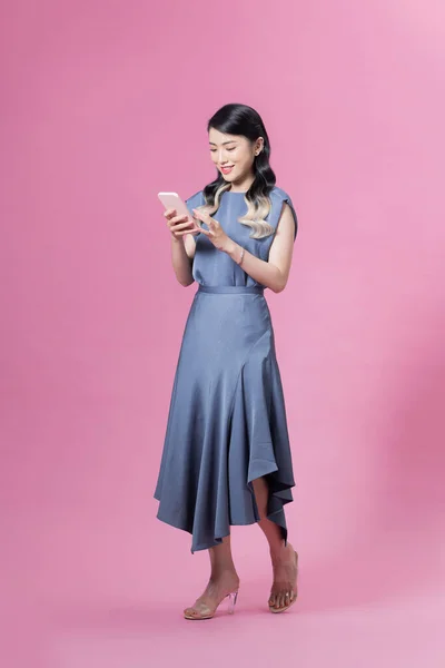 Όμορφη Γυναίκα Που Χρησιμοποιεί Κινητό Τηλέφωνο Κουβέντα Απομονωμένη Ροζ Φόντο — Φωτογραφία Αρχείου