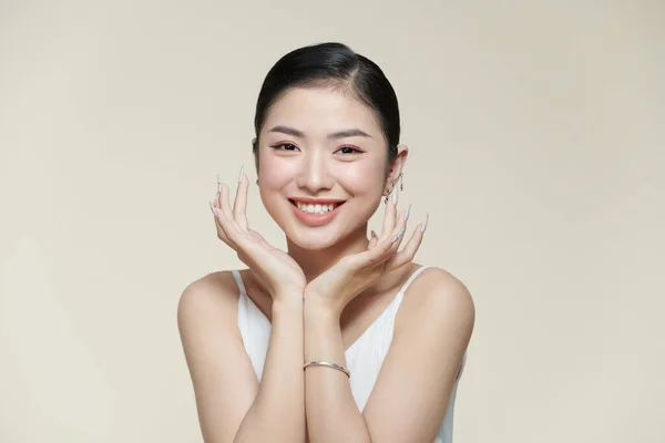 美しい顔と新鮮な 滑らかな肌を持つアジアの女性 — ストック写真