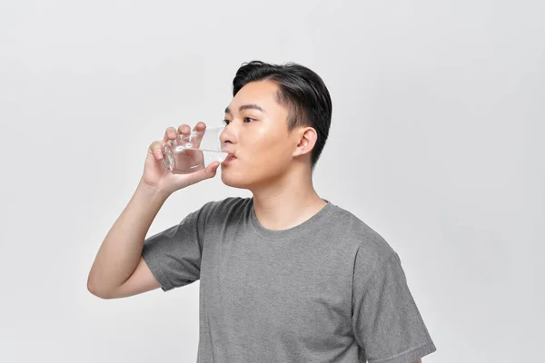 Fiatalember Hidratálja Magát Egy Pohár Vízzel — Stock Fotó