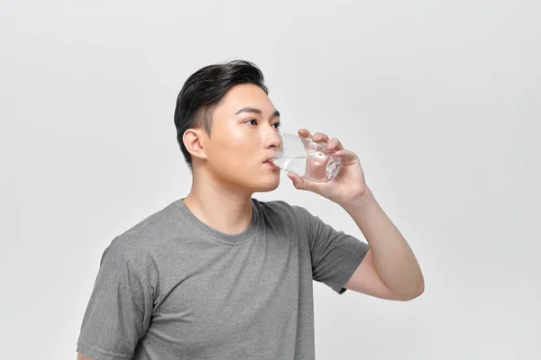 Een Man Drinkt Water Uit Een Glas — Stockfoto