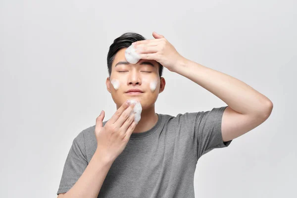 Junger Mann Wäscht Sich Sein Gesicht Mit Reinigungsschaum Hautpflegekonzept Für — Stockfoto