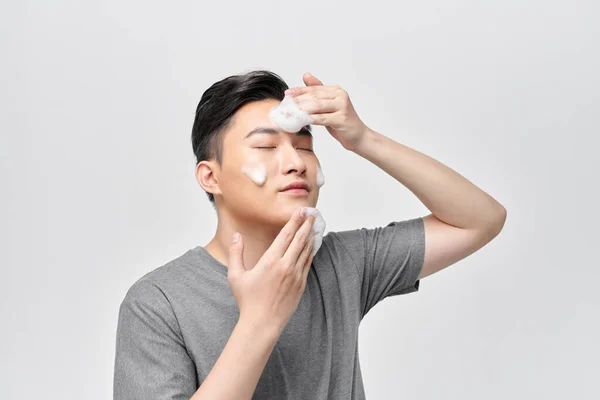 Happy Guy Reinigung Des Gesichts Anwendung Gesichtsreiniger Nahaufnahme — Stockfoto