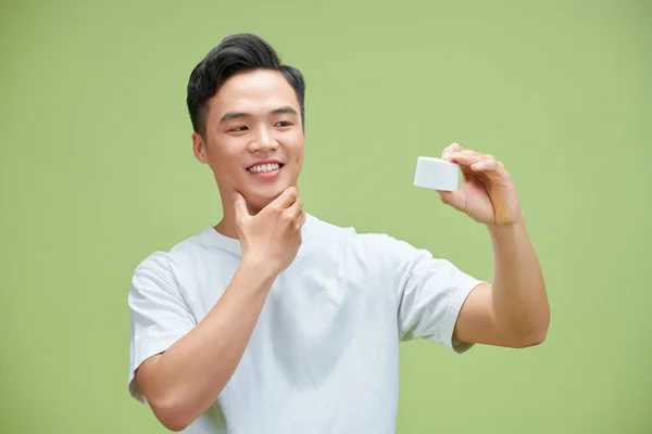 Jonge Aziatische Man Het Aanbrengen Van Een Lotion Het Scheren — Stockfoto