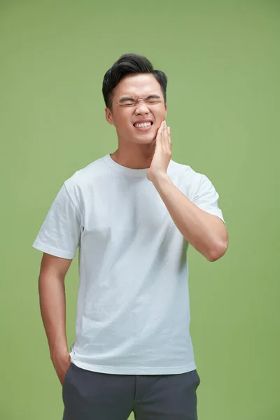 Aziatische Man Voelen Kiespijn Met Groene Achtergrond — Stockfoto