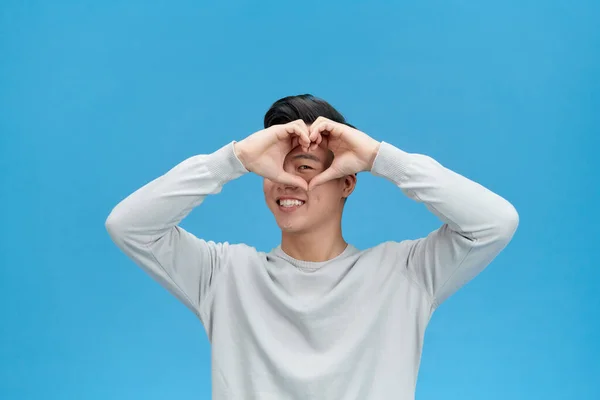 Retrato Hombre Asiático Feliz Haciendo Corazón Con Los Dedos Aislados — Foto de Stock