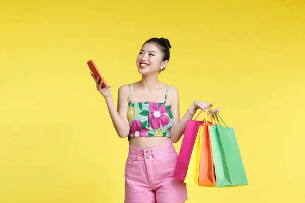 Güzel Çekici Asyalı Kadın Elinde Alışveriş Çantaları Cep Telefonuyla Arka — Stok fotoğraf
