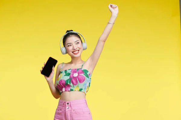 Feliz Mulher Asiática Alegre Usando Fones Ouvido Sem Fio Ouvindo — Fotografia de Stock
