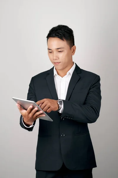 Πορτρέτο Ενός Έξυπνου Ασιάτη Επιχειρηματία Αυτοπεποίθηση Κρατώντας Tablet Απομονώσει Λευκό — Φωτογραφία Αρχείου