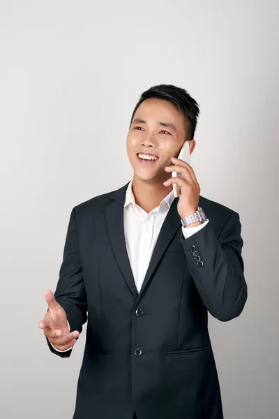 英俊潇洒的亚洲男人用手机 — 图库照片
