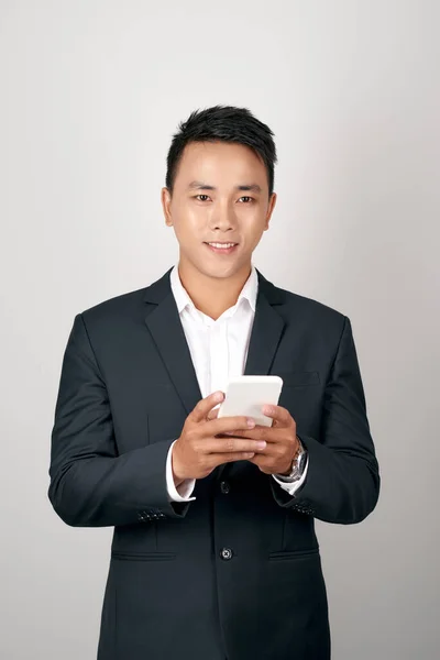 Ung Man Som Använder Mobiltelefon Isolerad Vit Bakgrund — Stockfoto
