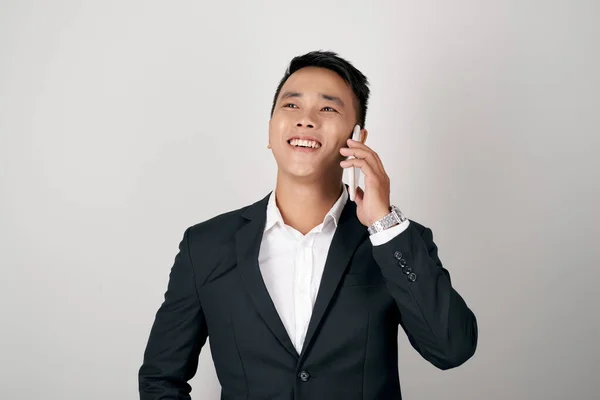 英俊潇洒的亚洲男人用手机 — 图库照片