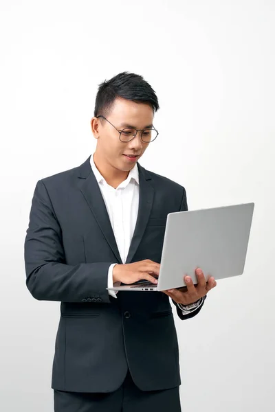 Молодой Азиатский Бизнесмен Постоянно Работает Ноутбуке Интернете — стоковое фото