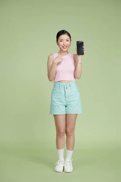 Fiatal Ázsiai Lány Használja Telefont Zöld Háttér — Stock Fotó