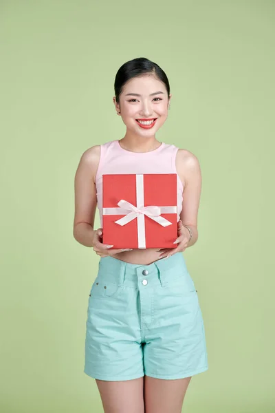 Feliz Mulher Bonita Segurando Caixa Presente Sobre Fundo Verde — Fotografia de Stock