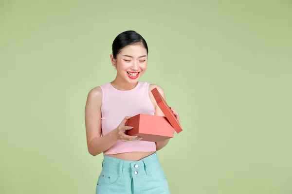Portret Szczęśliwej Uśmiechniętej Dziewczyny Otwierającej Pudełko Zielonym Tle — Zdjęcie stockowe