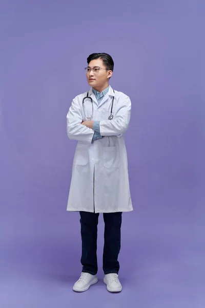 Portrait Jeune Asiatique Mâle Médecin Sur Fond Bleu — Photo