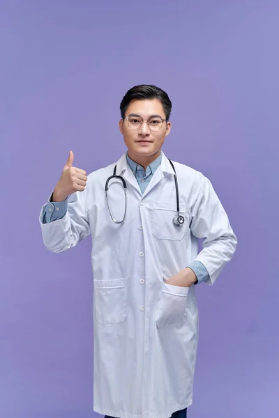 Lekarz Człowiek Stojący Nad Odizolowanym Fioletowym Tle Robi Szczęśliwy Kciuk — Zdjęcie stockowe
