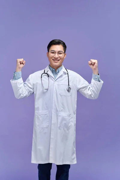 Ung Asiatisk Läkare Man Höja Knytnävarna Efter Seger Vinnare Koncept — Stockfoto