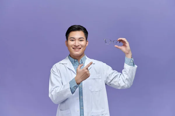 Felice Medico Oculista Asiatico Tenendo Gli Occhiali Raccomandando Migliorare Vista — Foto Stock