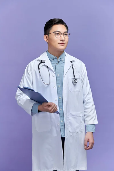 Üniformalı Gözlüklü Ciddi Yüzlü Kendine Güvenen Bir Doktorun Portre Görüntüsü — Stok fotoğraf
