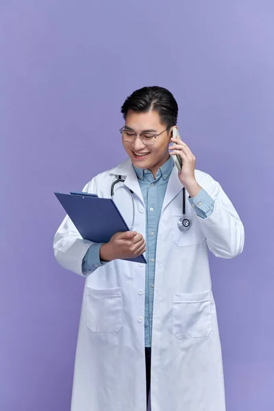 Läkare Talar Smartphone Medan Håller Mapp Med Dokument — Stockfoto