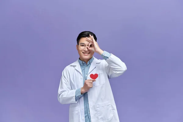 Médico Hombre Sosteniendo Corazón Papel Rojo Con Cara Feliz Sonriendo —  Fotos de Stock