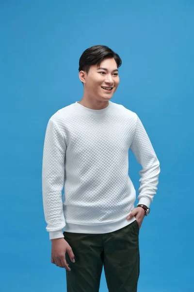 Ελκυστικό Κομψό Χαμογελαστό Νεαρός Άνδρας Φορώντας Ένα Λευκό Shirt Ποζάρουν — Φωτογραφία Αρχείου