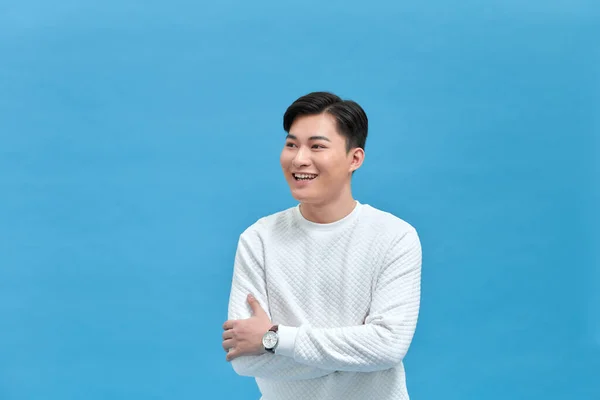 Retrato Hombre Asiático Feliz Camiseta Blanca Sobre Fondo Azul Aislado — Foto de Stock