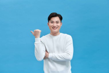 Neşeli, çekici, neşeli, kendine güveni tam bir adamın portresi. Arkasındaki boşluğu işaret ediyor.