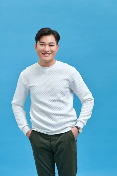 Attrayant Élégant Sourire Jeune Homme Portant Shirt Blanc Posant Dans — Photo