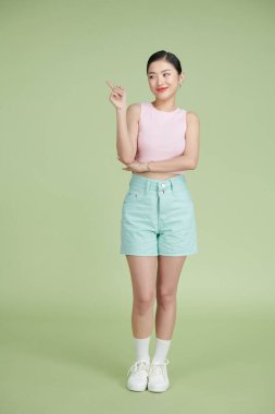  Genç ve güzel bir kadın işaret parmağıyla boş bir alan reklamı önerir.