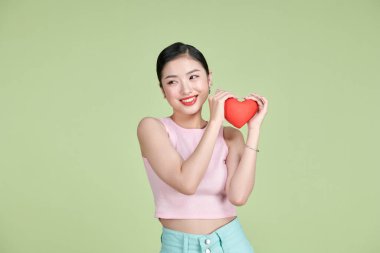 Sevgi ve kalp şekli tutan güzel kadın