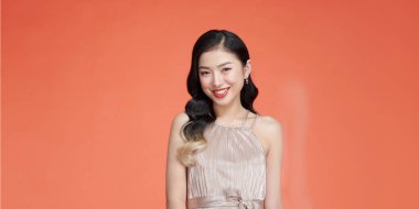 Renkli arka planda güzel genç bir kadın