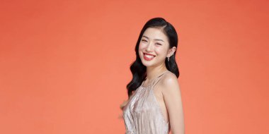 Zarif elbiseli güzel bir kadın.