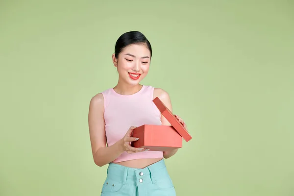 Spännande Ung Kvinna Trendiga Croptop Öppning Nuvarande Presentförpackning — Stockfoto