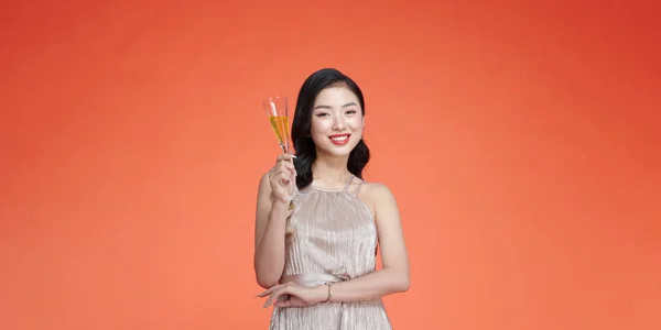 Linda Menina Asiática Vestido Noite Sorrindo Segurando Copo Champanhe — Fotografia de Stock