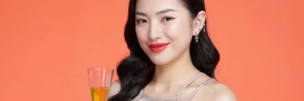 Schöne Asiatische Mädchen Abendkleid Lächelt Und Hält Ein Glas Champagner — Stockfoto