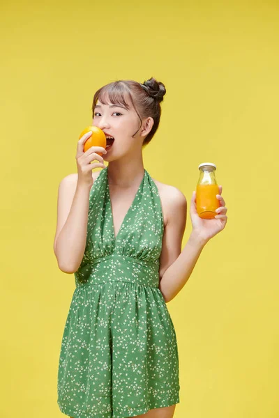 Portrét Mladé Ženy Držící Pomeranč Sklenici Čerstvého Pomerančového Džusu — Stock fotografie