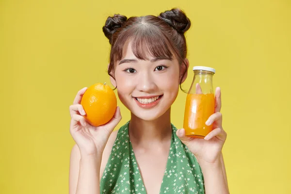 Una Hermosa Joven Con Vaso Jugo Naranja Sobre Fondo Amarillo —  Fotos de Stock