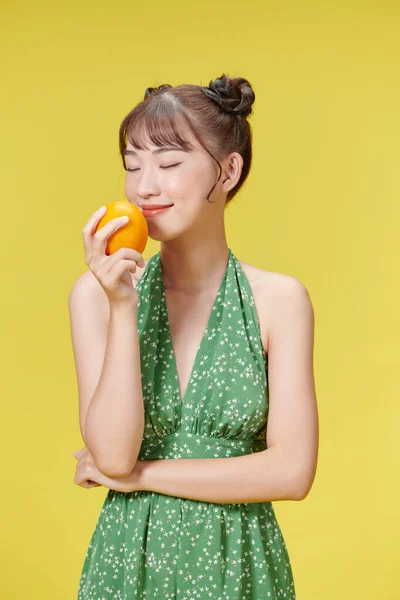 Boldog Fiatal Érzi Narancs Gyümölcs Túl Élénk Sárga Háttér — Stock Fotó